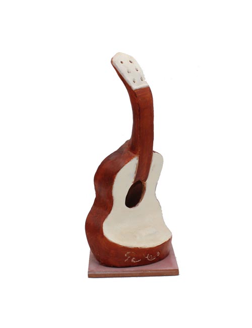 Guitarra cerámica blanco y marrón tS