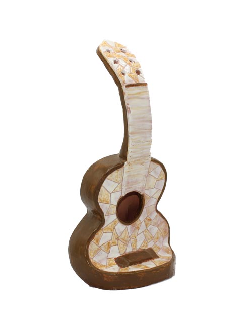 guitarra cerámica blanca y marrón tM